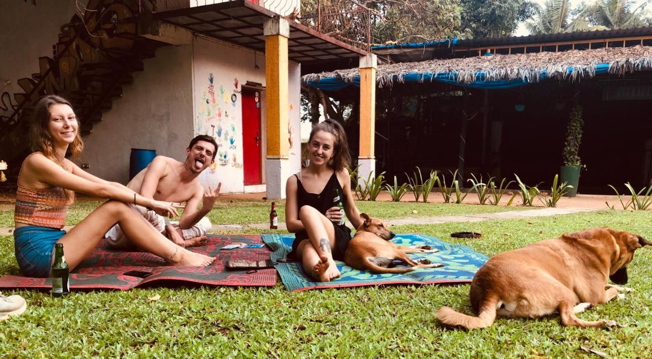 Red Door Hostel อันจูนา ภายนอก รูปภาพ