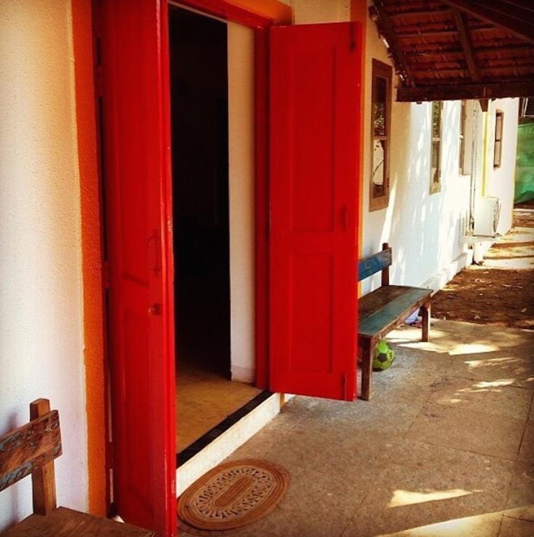 Red Door Hostel อันจูนา ภายนอก รูปภาพ