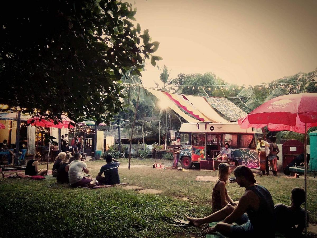 Red Door Hostel อันจูนา ภายนอก รูปภาพ