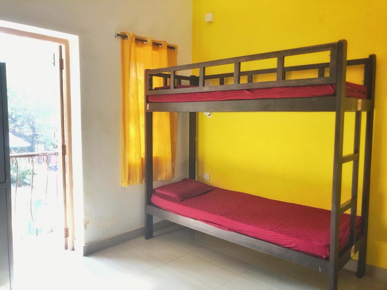 Red Door Hostel อันจูนา ภายนอก รูปภาพ