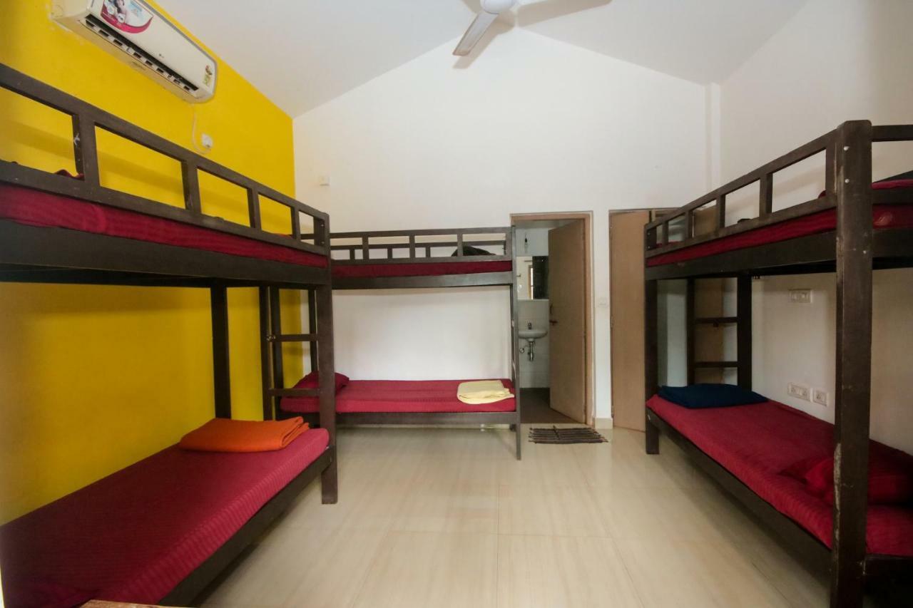 Red Door Hostel อันจูนา ภายนอก รูปภาพ