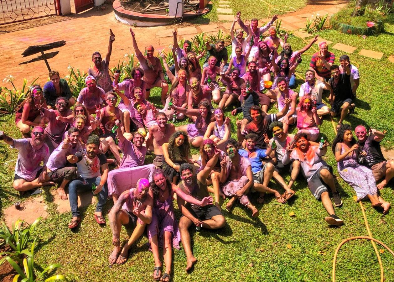 Red Door Hostel อันจูนา ภายนอก รูปภาพ